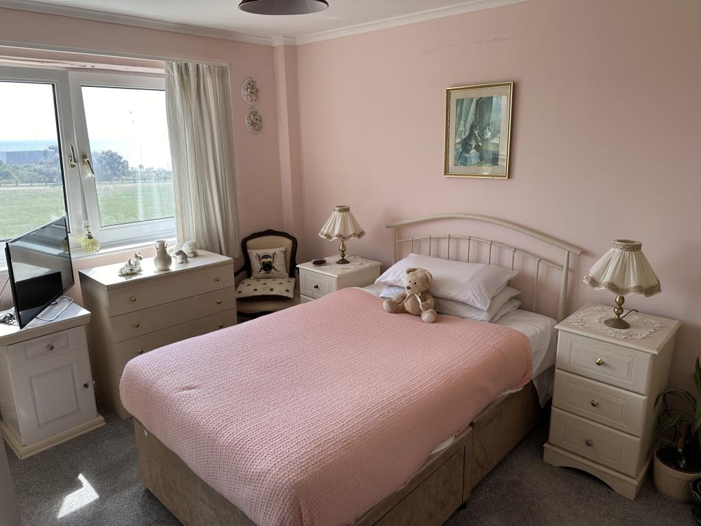 Lot: 50 - FIRST FLOOR FLAT WITH SEA VIEWS AND GARAGE - Main Bedroom